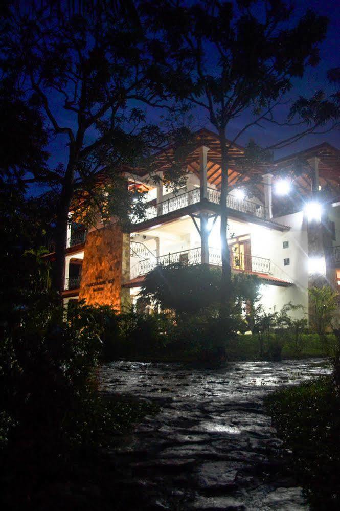 Cinnamon Lake Inn Хіккадува Екстер'єр фото